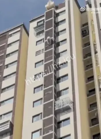 独居老人反锁卧室爬空调护栏