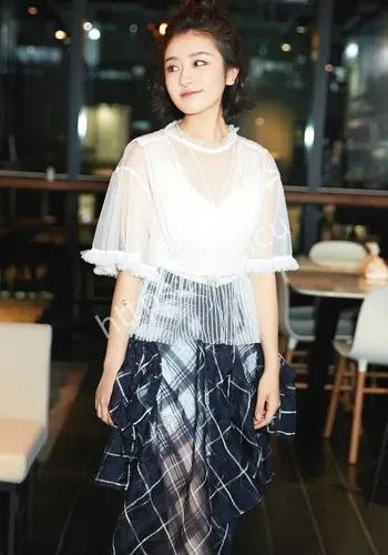 李兰迪美背焦点