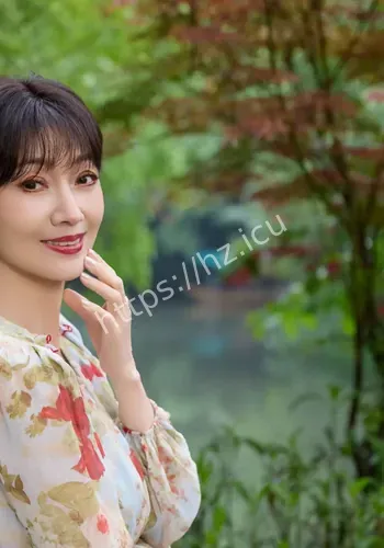 赵雅芝晒春雨天户外美照