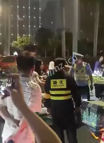 被女子骂到节节败退