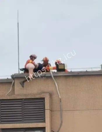 双腿被死死拽住