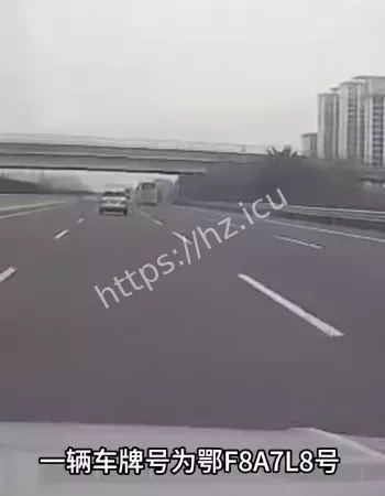 客车高速追尾半挂货车