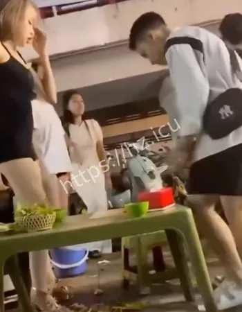 抡板凳狂砸全场