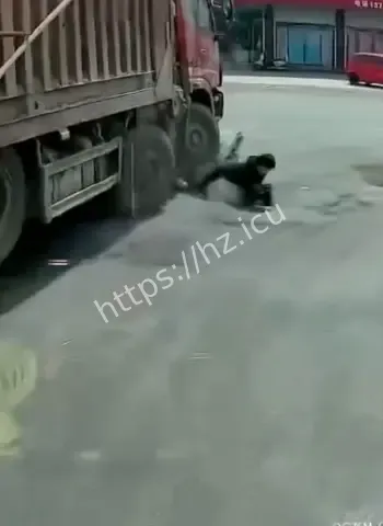 母子骑电动车