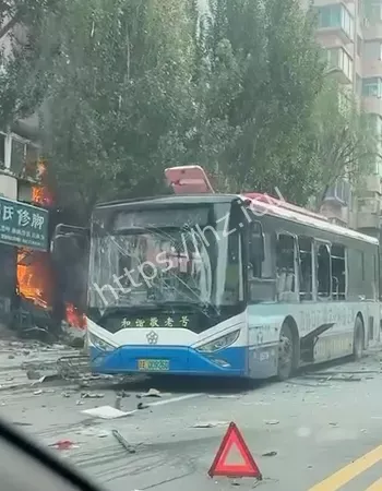 把路过的公交车崩的稀碎