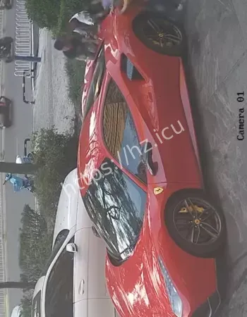 车身留下多处划痕