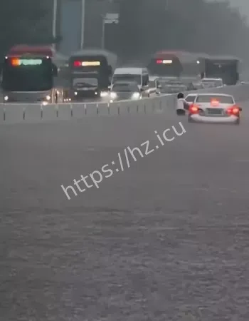 暴雨袭城