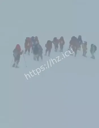 登山队遭遇暴风雪