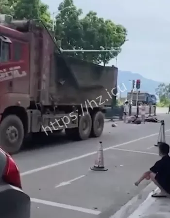 渣土车转弯