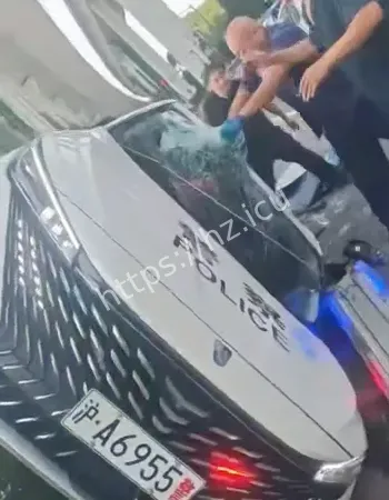 至警车侧翻倒地